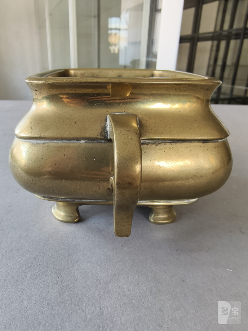 A gold-colored bronze censer on four legs with copper-inlaid Arabic inscription - 图8